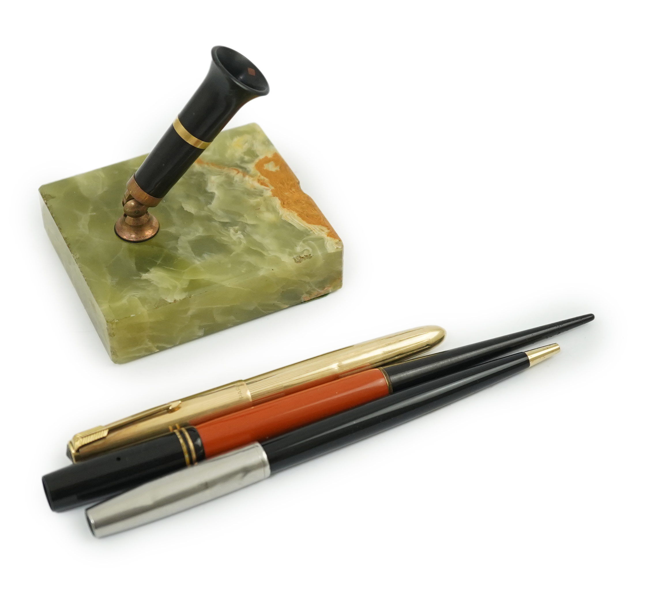 A Parker Duofold pen with desk base plus '51' desk pens, etc. (4)